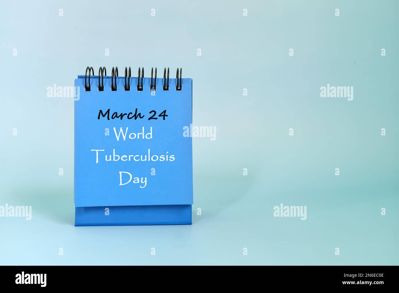 März 24 als Datum-Erinnerung am Welttuberkulosetag im Blue Desk Kalender. Festungskonzept. Stockfoto
