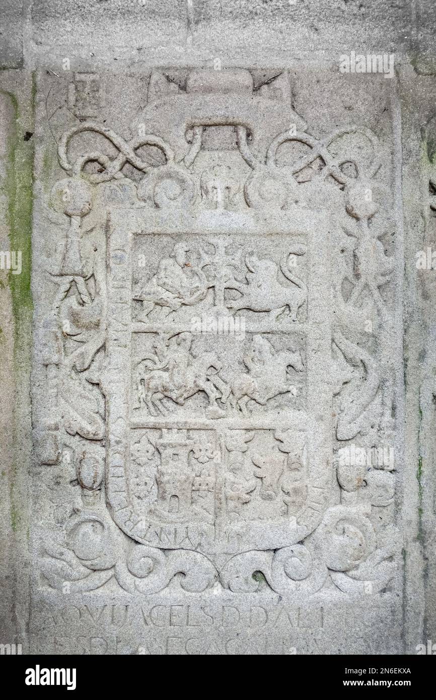 Alter mittelalterlicher Grabstein in der Kathedrale von Santiago de Compostela, Galizien, Spanien Stockfoto