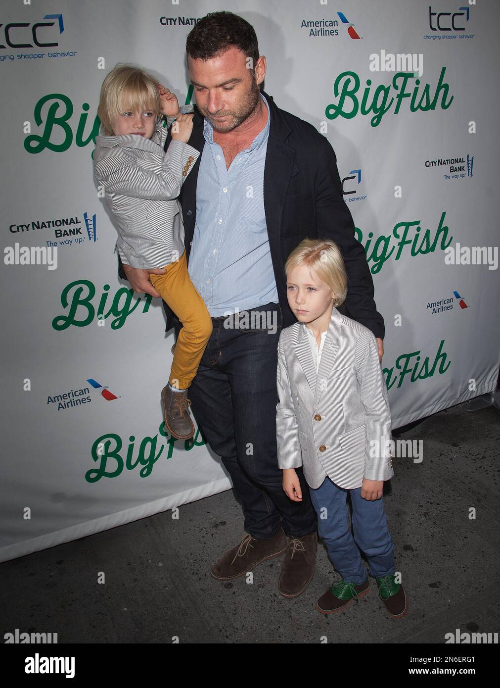 Actor Liev Schreiber with sons Samuel Kai Schreiber and Alexander Pete Schreiber arrive at the 'Big Fish' Broadway Opening Night on Sunday, October, 7, 2013 in New York. (Photo by Carlo Allegri/Invision/AP) Stockfoto