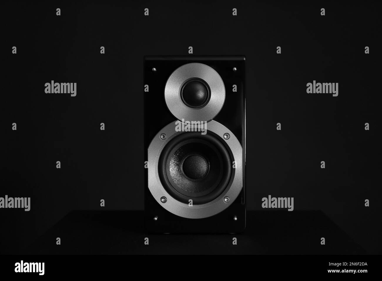 Moderner, leistungsstarker Audiolautsprecher auf schwarzem Hintergrund Stockfoto