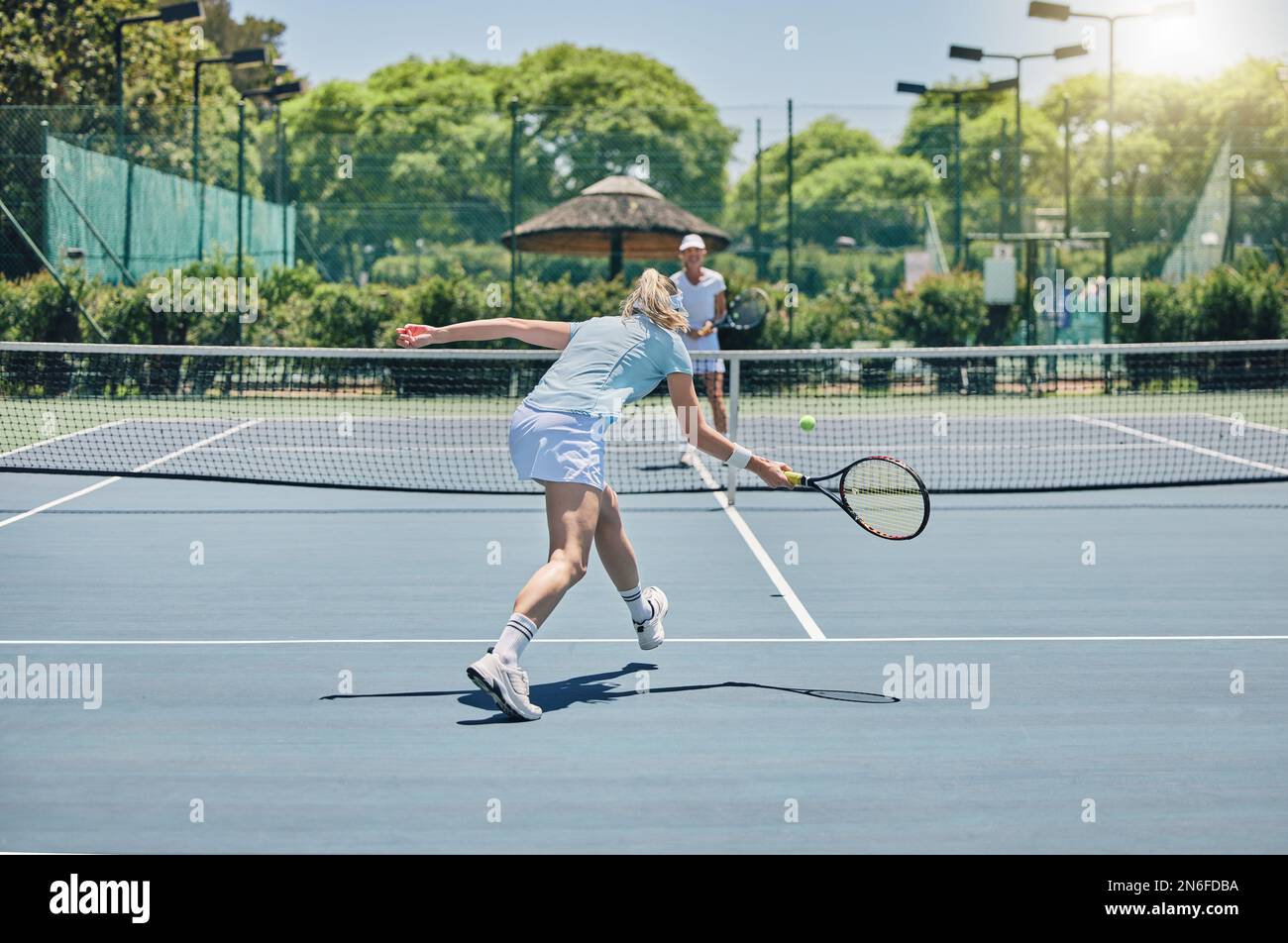 Sport, Tennis und Frauen, die ein Match für Workout, Spaß oder Training auf einem Outdoor-Platz spielen. Fitness, Sportler und gesunde Mädchen, die üben oder eine machen Stockfoto