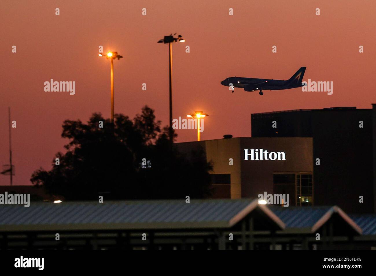 Rom, Italien, 31. Januar 2023. Ein Flugzeug des italienischen Staatsunternehmens ITA überfliegt das Hilton Rome Airport Hotel bei der Landung in RomeÕs Fiumi Stockfoto