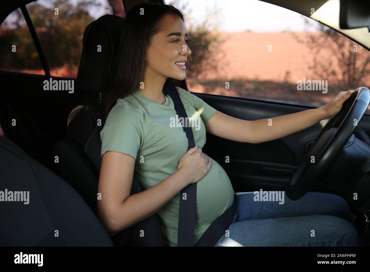 Schwangere Frau Mit Sicherheitsgurt Stockfoto und mehr Bilder von Auto -  Auto, Schwanger, Frauen - iStock