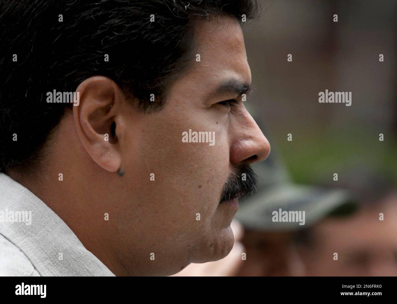 Venezuela's President Nicolas Maduro visits the General Command of the Bolivarian National Guard in Caracas, Venezuela, Wednesday, Oct. 2, 2013. Maduro announced the expulsion of U.S. charge d'affaires Kelly Keiderling and two other diplomats last Monday, accusing them of conspiring with "the extreme right" to sabotage the country's economy and power grid. (AP Photo/Ariana Cubillos) Stockfoto