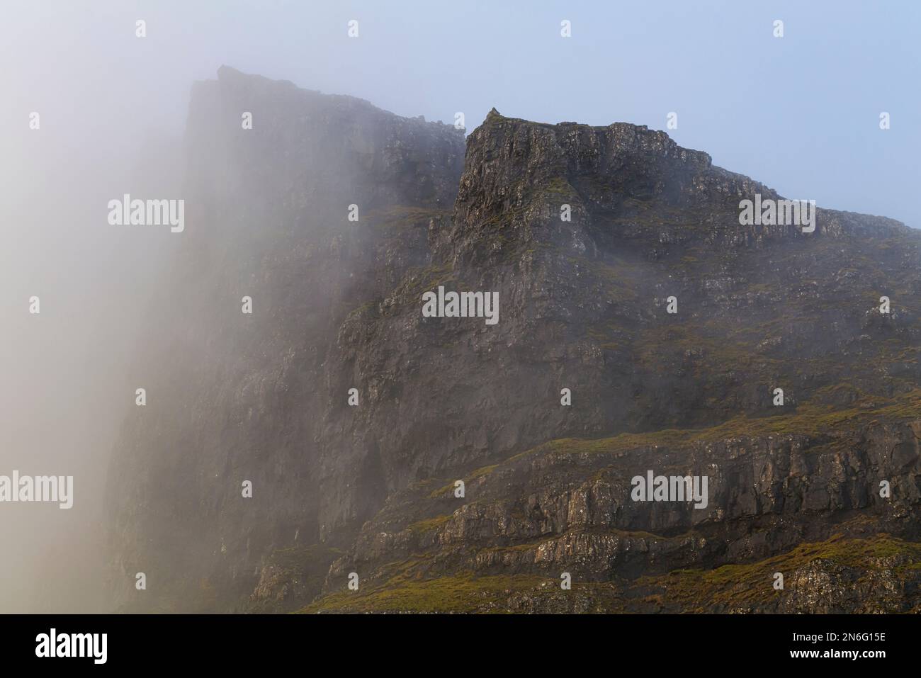 Der Sturm auf dem Trotternish Ridge, der aus der niedrigen Wolke kommt, Isle of Skye, Schottland Stockfoto