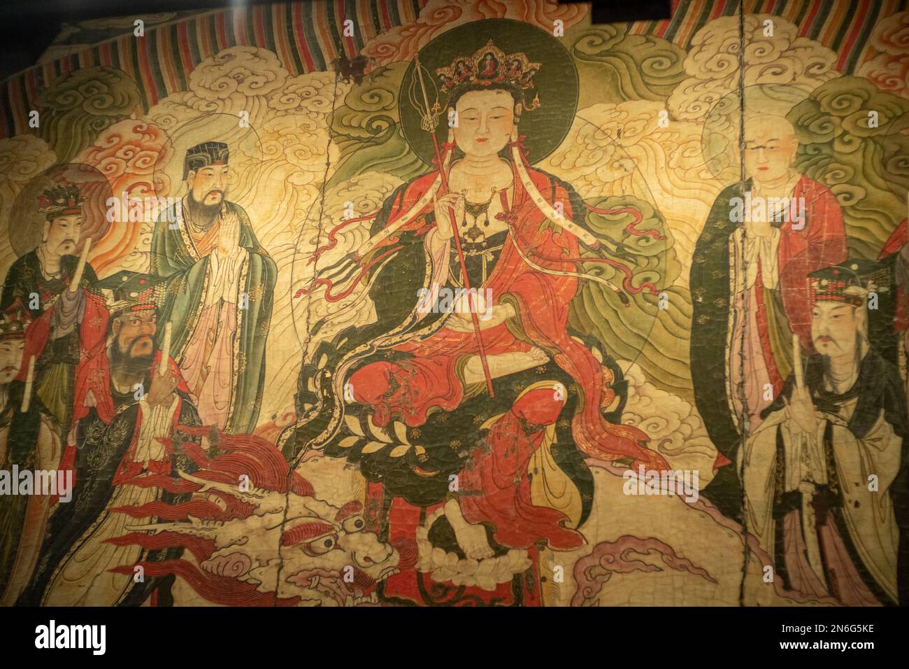 Teil eines Wandbildes der Ming-Dynastie von Ksitigarbha, das einen Vortrag hält, ist auf dem Korridor neben der Zhihua-Halle im Zhihua-Tempel in Peking ausgestellt. Stockfoto