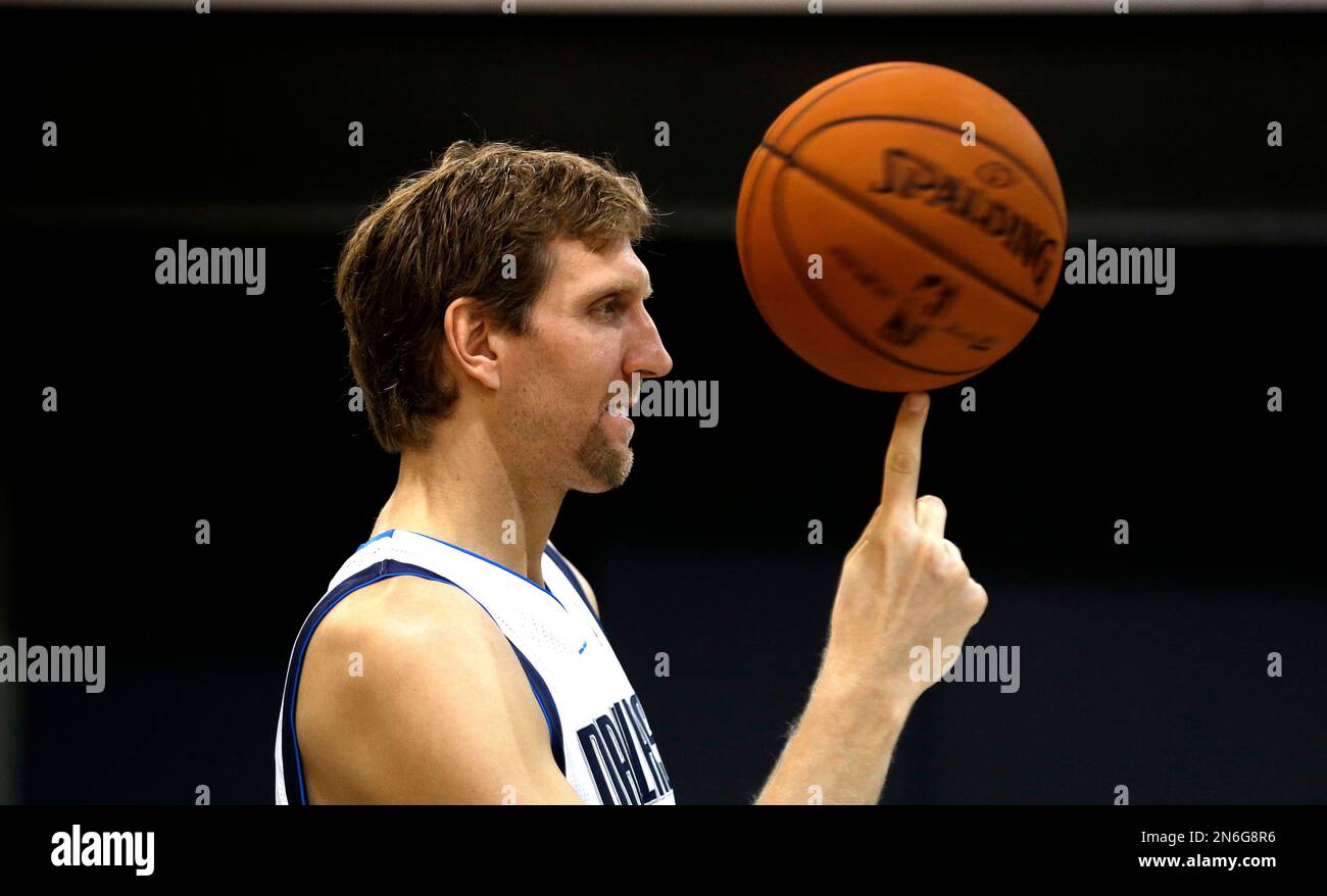 Dallas Mavericks power forward Dirk Nowitzki (41) of Germany spins a ball as poses for a photo during the basketball team's media day Monday, Sept. 30, 2013, in Dallas. (AP Photo/LM Otero) Stockfoto