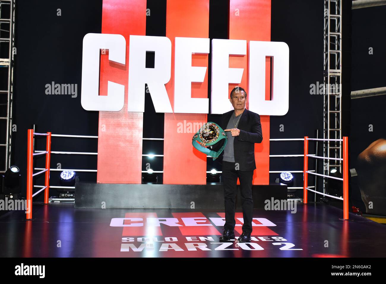 Mexiko-Stadt, Mexiko. 09. Februar 2023. 9. Februar 2023, Mexiko-Stadt, Mexiko: Ehemaliger Boxer Julio Cesar Chavez besucht Creed III Red Carpet Film Premier an der Cinepolis Plaza Universidad. Am 9. Februar 2023 in Mexico City, Mexiko. (Foto: Carlos Tischler/Eyepix Group) (Foto: Eyepix/NurPhoto) Kredit: NurPhoto SRL/Alamy Live News Stockfoto