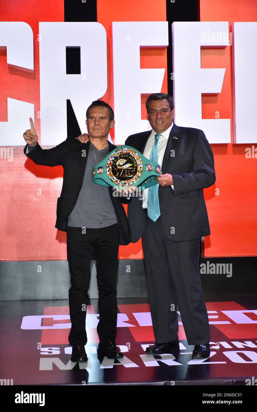 Mexiko-Stadt, Mexiko. 09. Februar 2023. 9. Februar 2023, Mexiko-Stadt, Mexiko: Ehemaliger Boxer Julio Cesar Chavez und Präsident des World Boxing Council, Mauricio Sulaiman Saldivar, nehmen an der Creed-III-Premiere des Rotteppichfilms an der Cinepolis Plaza Universidad Teil. Am 9. Februar 2023 in Mexico City, Mexiko. (Foto: Carlos Tischler/Eyepix Group) (Foto: Eyepix/NurPhoto) Kredit: NurPhoto SRL/Alamy Live News Stockfoto