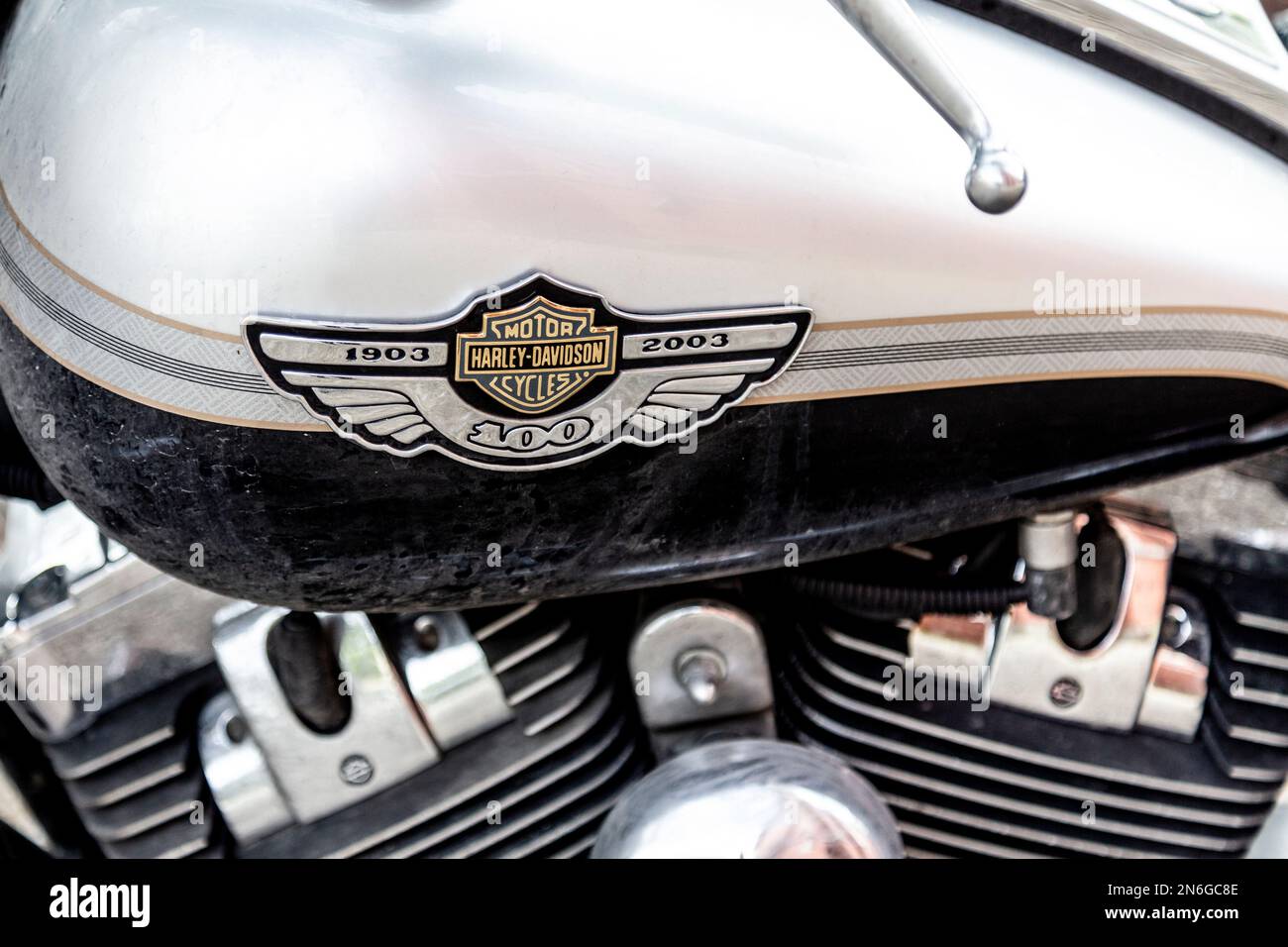 Tank und Logo eines Harley-Davidson Road King Classic 100 Jubiläum Stockfoto