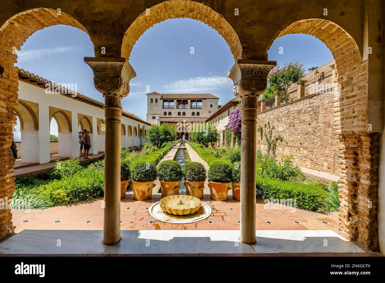 Generalife maurischer Palast mit grünem Innenhof in Alhambra, Granada, Spanien Stockfoto