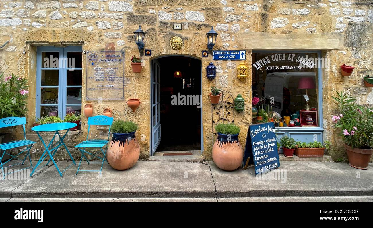 Fassade, Schaufenster und Keramikausstellungen in der historischen Altstadt von Monpazier, Departement Dordogne, Nouvelle-Aquitaine, Frankreich Stockfoto