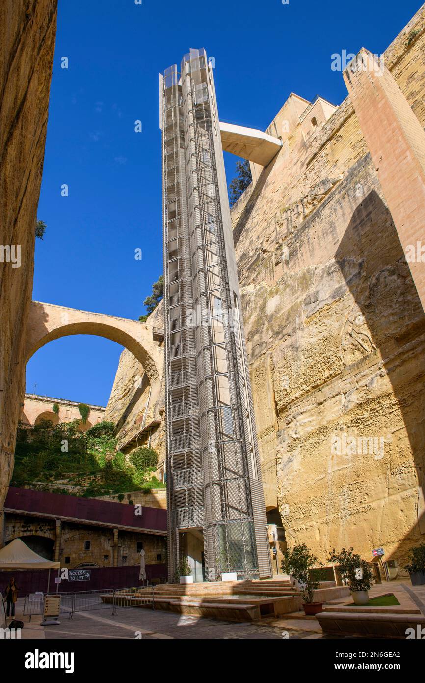 Fahrstuhl mit moderner Architektur vom Hafen in der historischen Altstadt von La Valletta zu den Upper Barraka Gardens, La Valletta, il-Belt Valetta, Malta Stockfoto