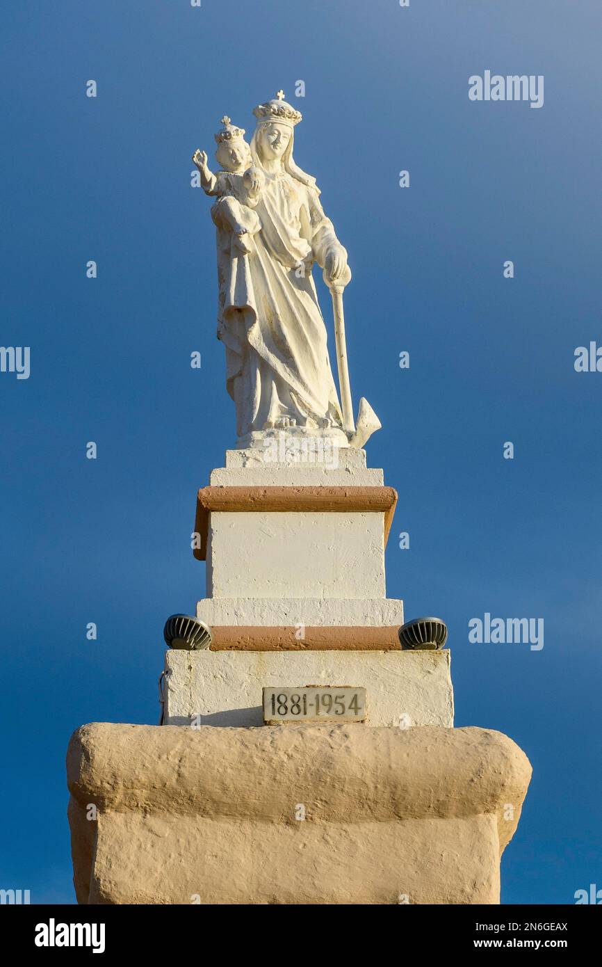 Statue von Madonna Mary Mutter Gottes auf Ramla Bay Beach, Gozo Island, Malta Stockfoto