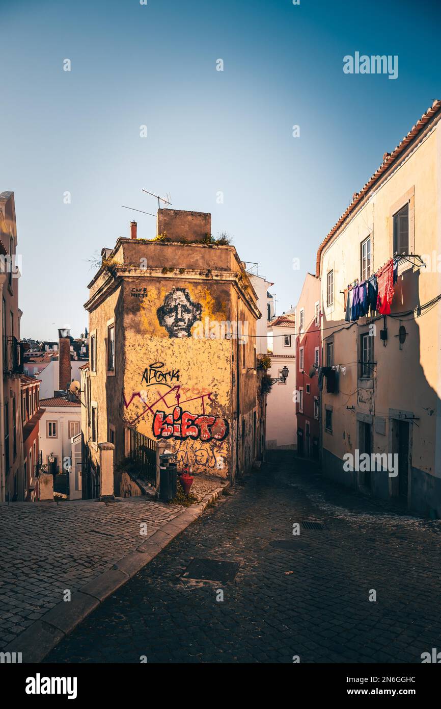 Hausfassaden, enge Gassen, Gassen und Treppen, in einer historischen Altstadt. Wunderschöner Ort in der Stadt, Alfama am Morgen mit Graffiti in der Hauptstadt Stockfoto