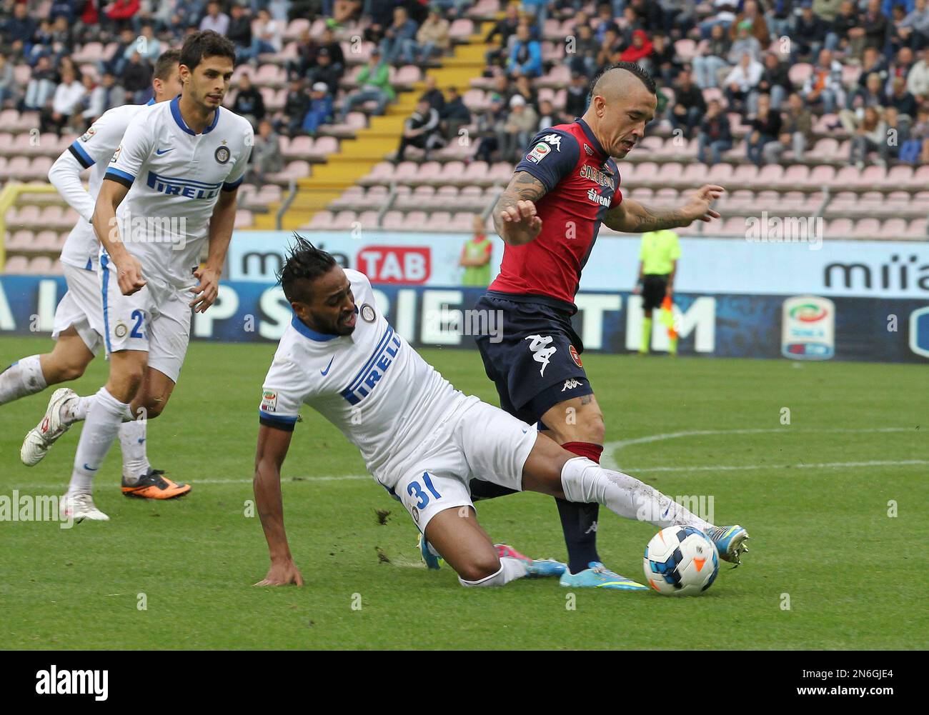 Cagliari's Radja Nainggolan, right, and Inter's Alvaro Pereira, fight for the ball during the Serie A soccer match between Cagliari and Inter, at the Nereo Rocco Stadium in Trieste, Italy, Sunday, Sept. 29, 2013. (AP Photo/Paolo Giovannini) Stockfoto
