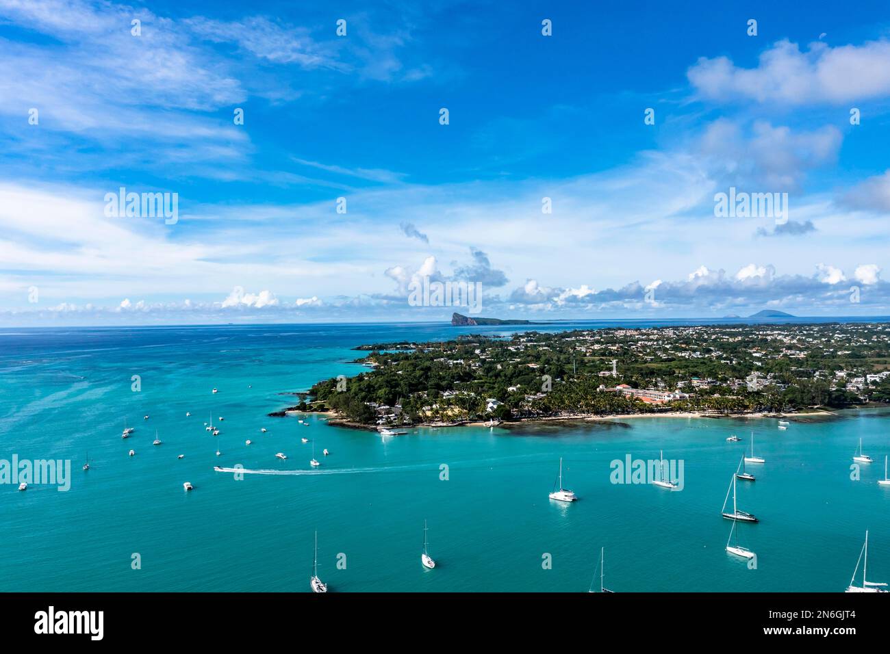 Luftbild, Strände mit Luxushotels mit Wassersport und Booten in Grand Baie, Region Pamplemousses, Mauritius Stockfoto