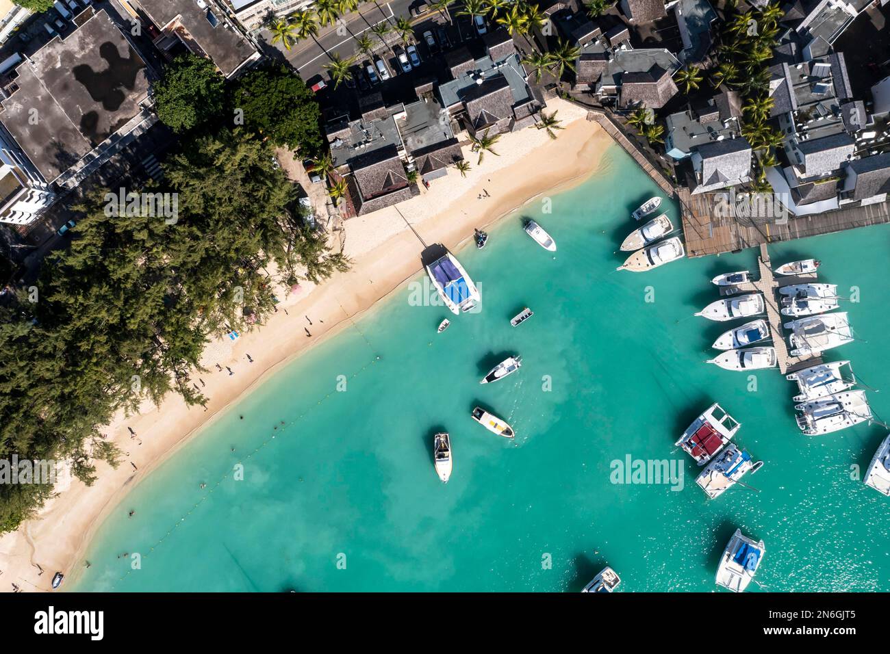 Luftbild, Strände mit Luxushotels mit Wassersport und Booten in Grand Baie, Region Pamplemousses, Mauritius Stockfoto