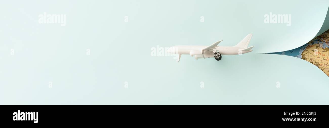 Weißes Spielzeugflugzeug mit Platz zum Kopieren. Auflösung und hochwertige Fotos Stockfoto