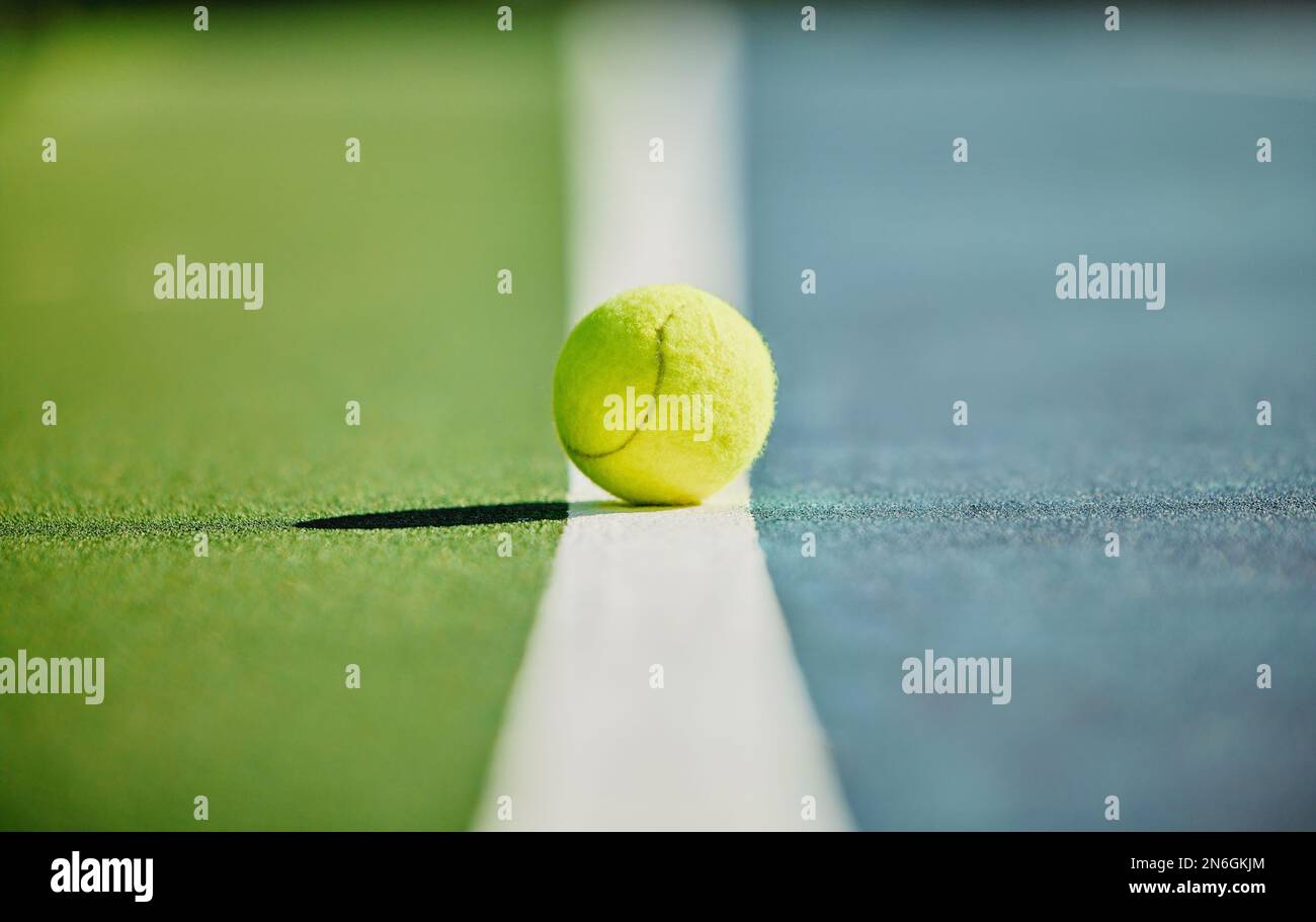 Tennisball, Platz und grüne Textur der Linie zwischen Gras und Rasenspiel ohne Menschen. Sport, leerer Sporttrainingsplatz und Objekt-Zoom für Stockfoto