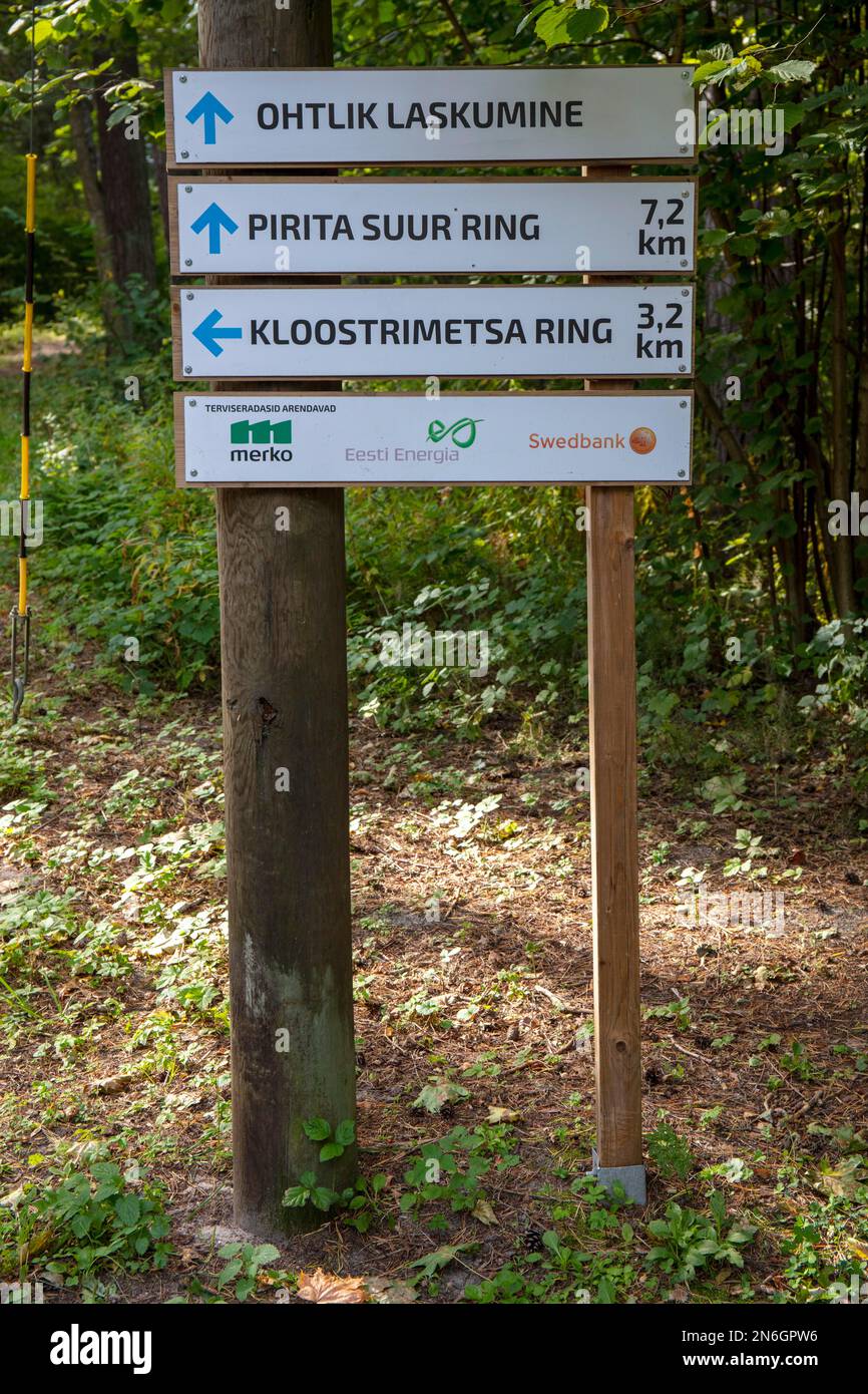 Wanderwegweiser im Wald entlang des Pirita Flusses, Tallinn, Estland Stockfoto