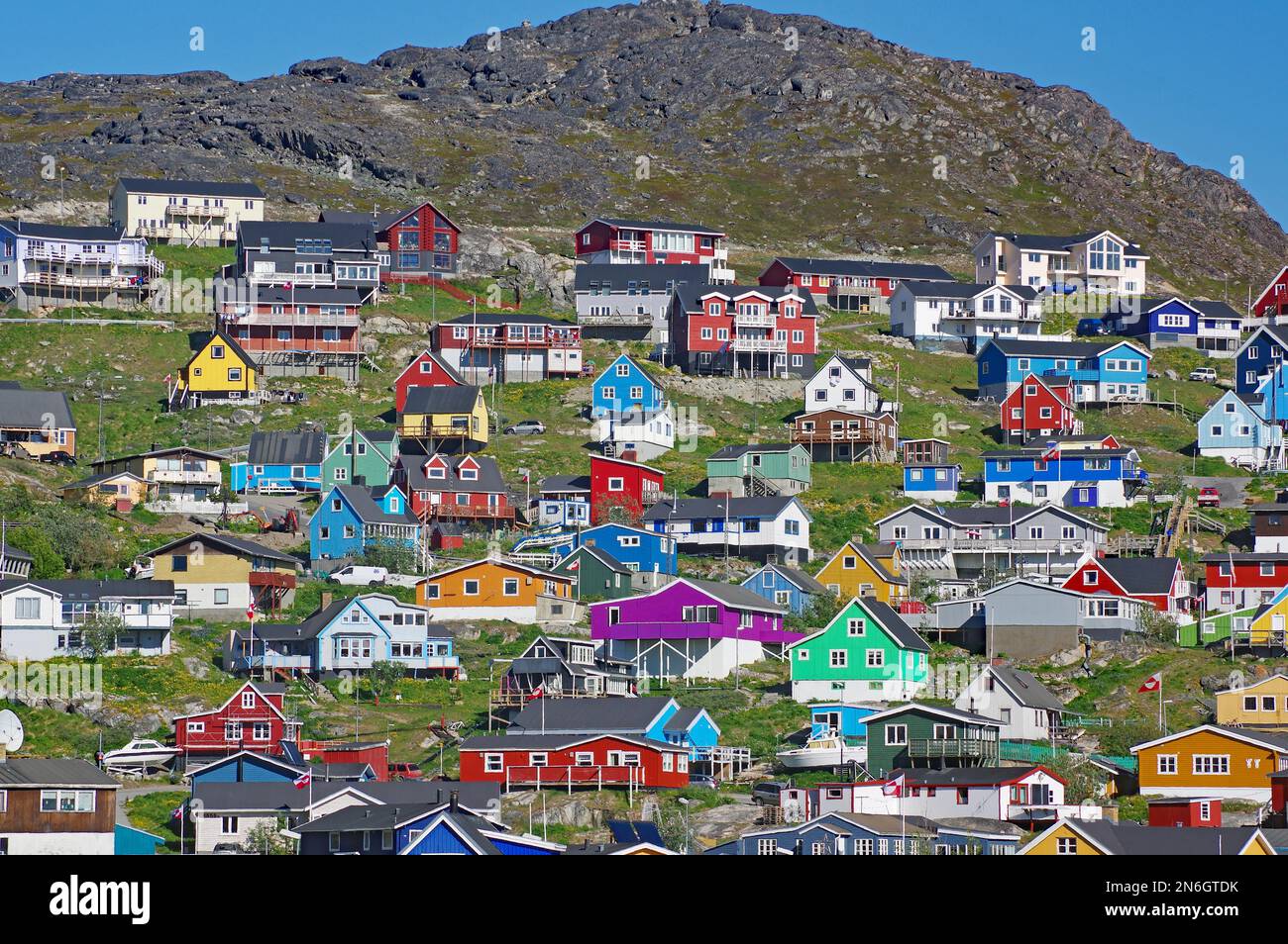 Farbenfrohe Holzhäuser auf einem Berg, Stadt, Qaqortoq, Arktis, Südgrönland, Grönland, Dänemark Stockfoto