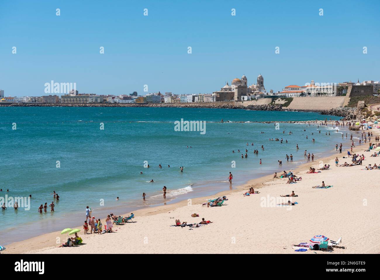 Stadtstrand in Cadiz, Andalusien, Spanien Stockfoto