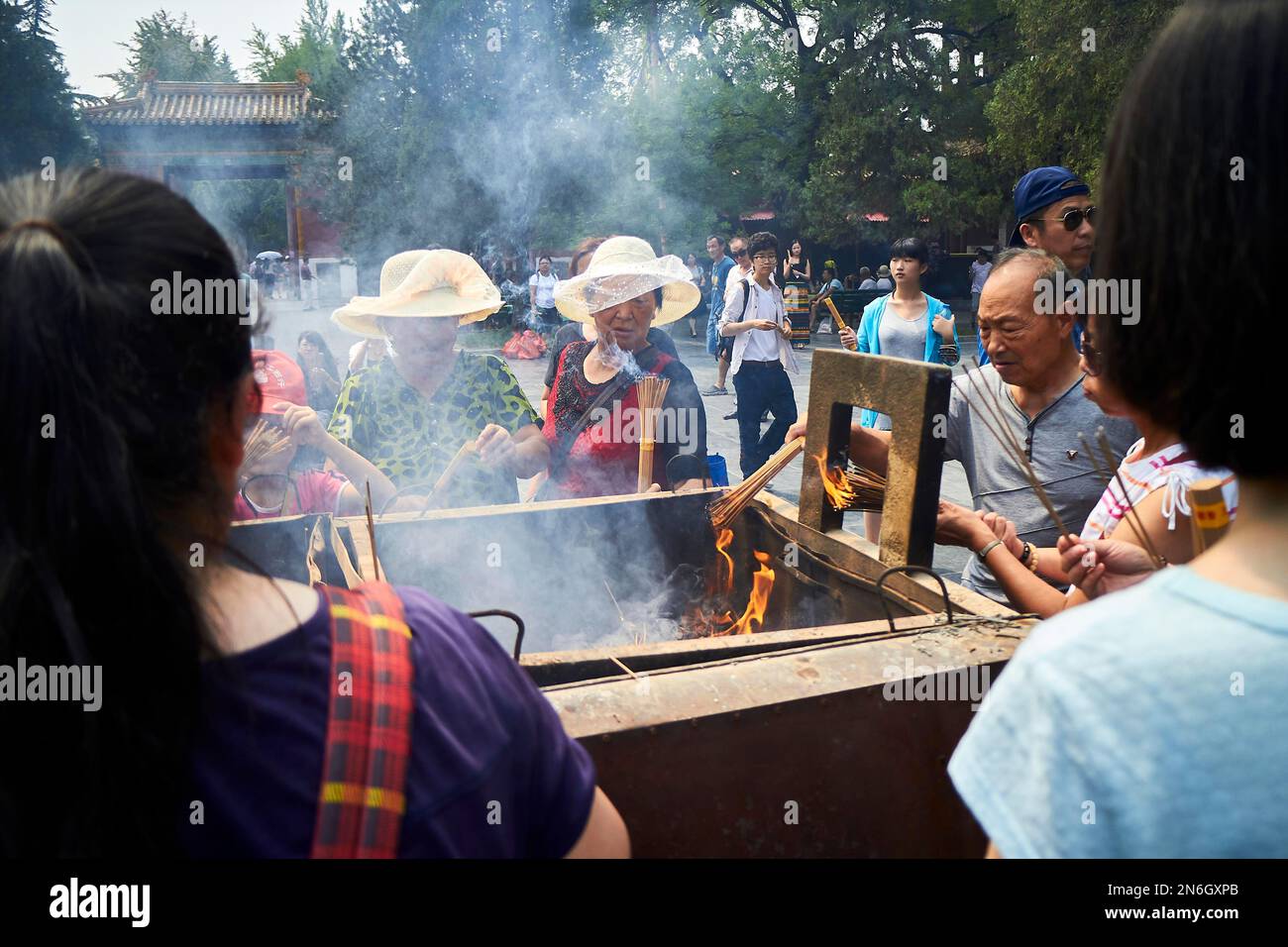 Touristen mit Räucherstäbchen im Llama-Tempel, Peking, China Stockfoto