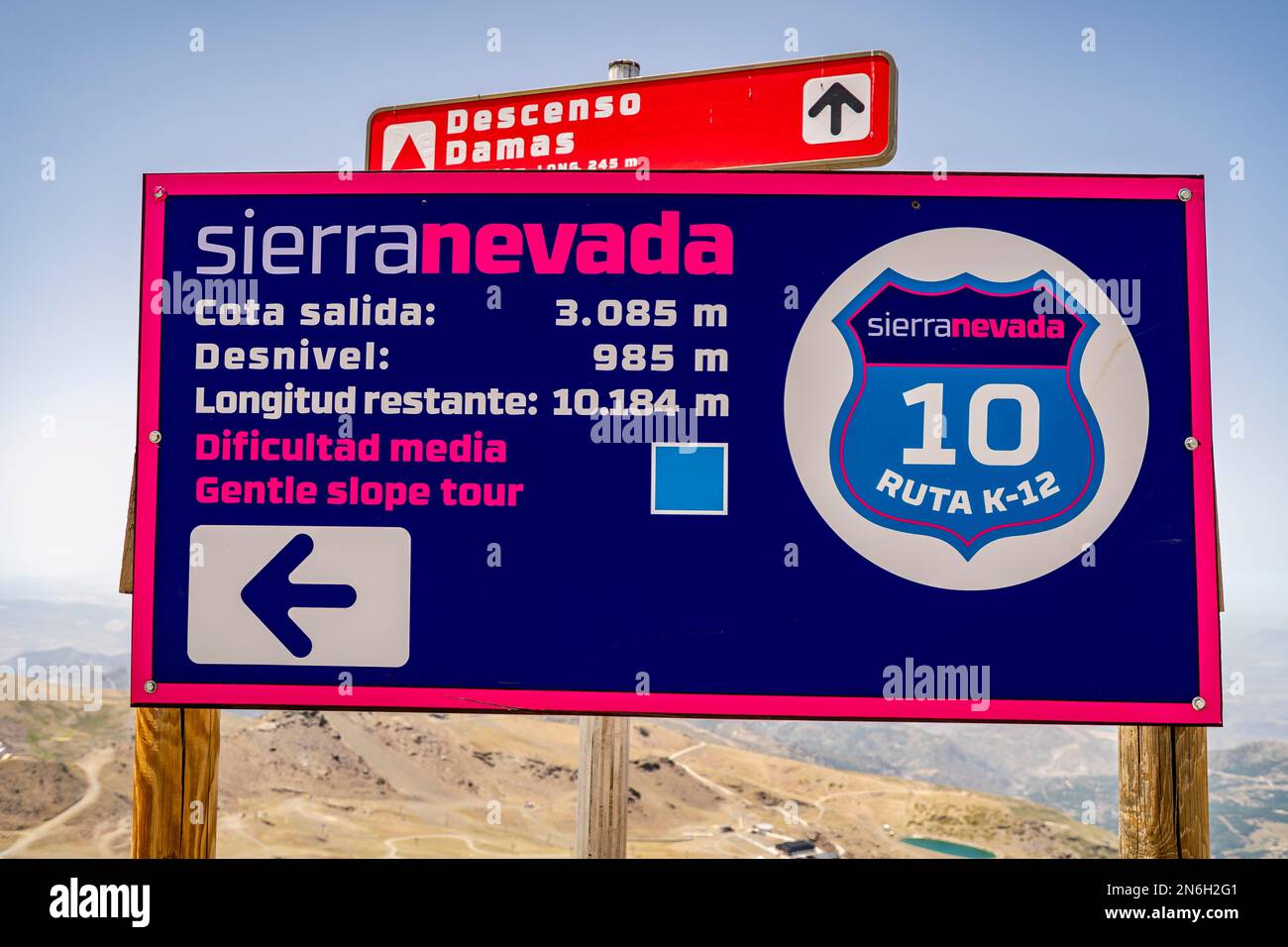 Sierra Nevada, Spanien, 17. Juli 2021: Informationsschild über die Route hoch in den Bergen der Sierra Nevada Stockfoto