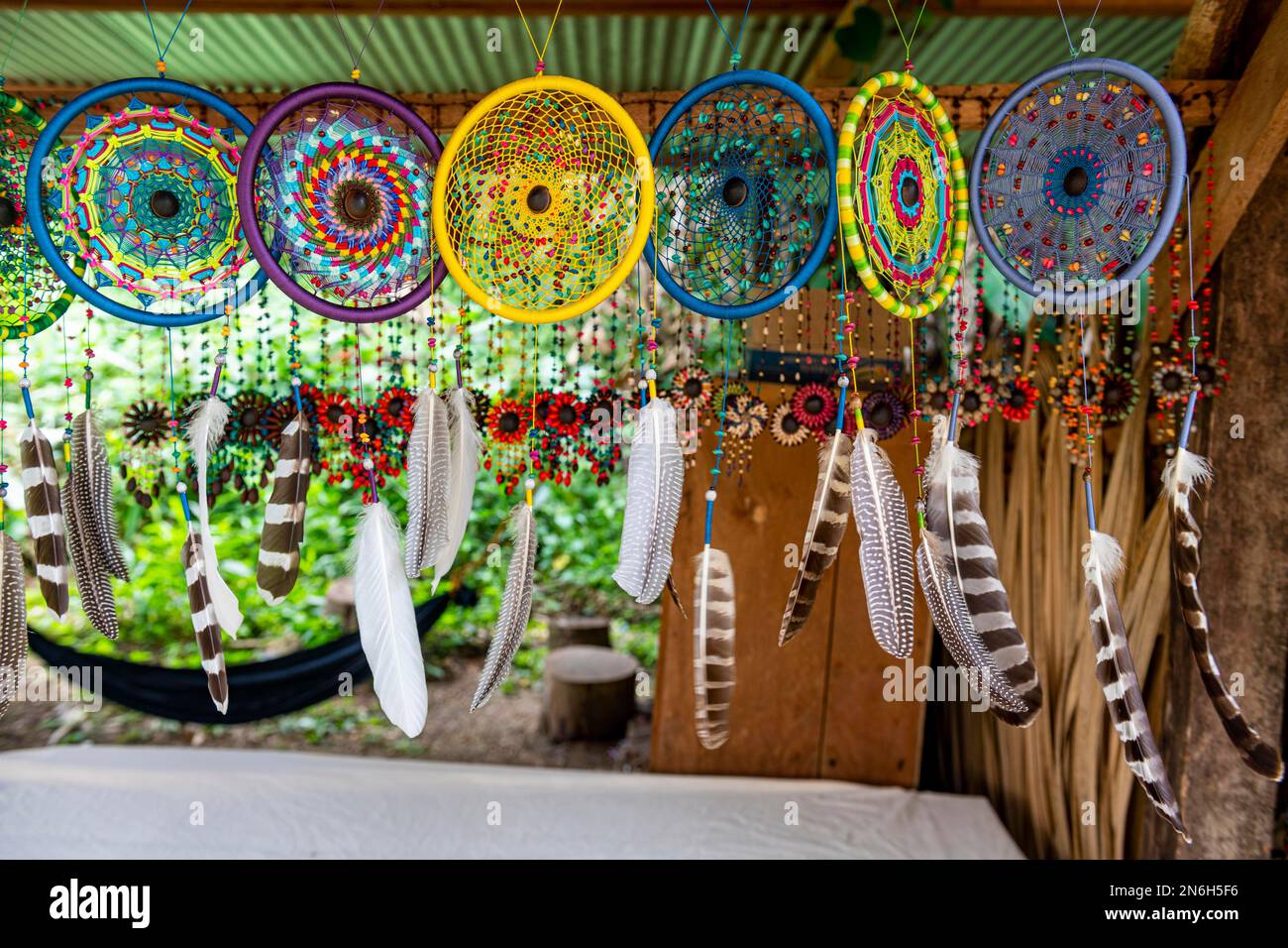 Farbenfrohe Federn oder Verkauf an der antiken archäologischen Maya-Ausgrabungsstätte Bonampak, Chiapas, Mexiko Stockfoto