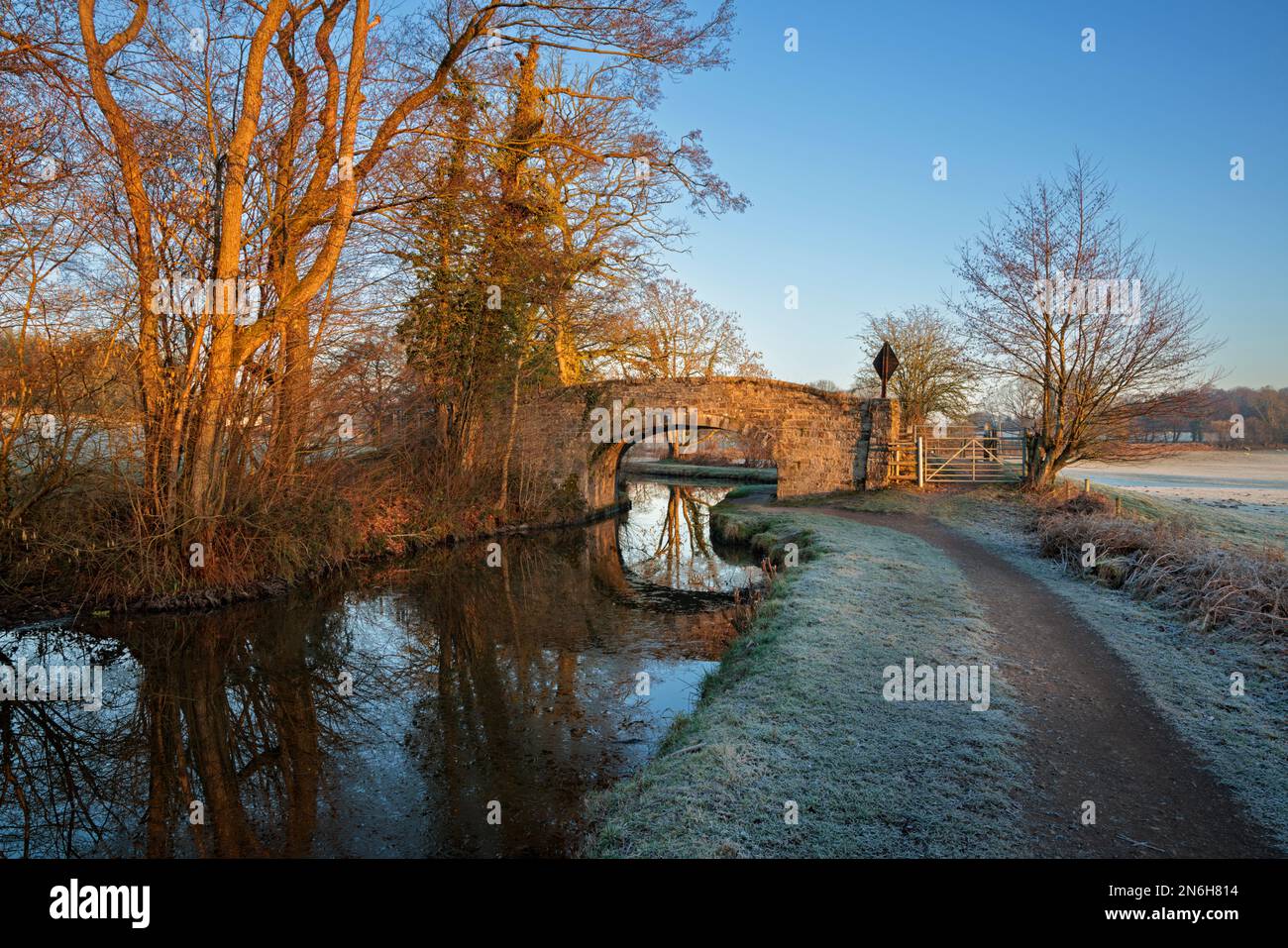 Wintersonnenaufgang am Brecon und Monmouthshire Canal, in der Nähe von Abergavenny. Stockfoto