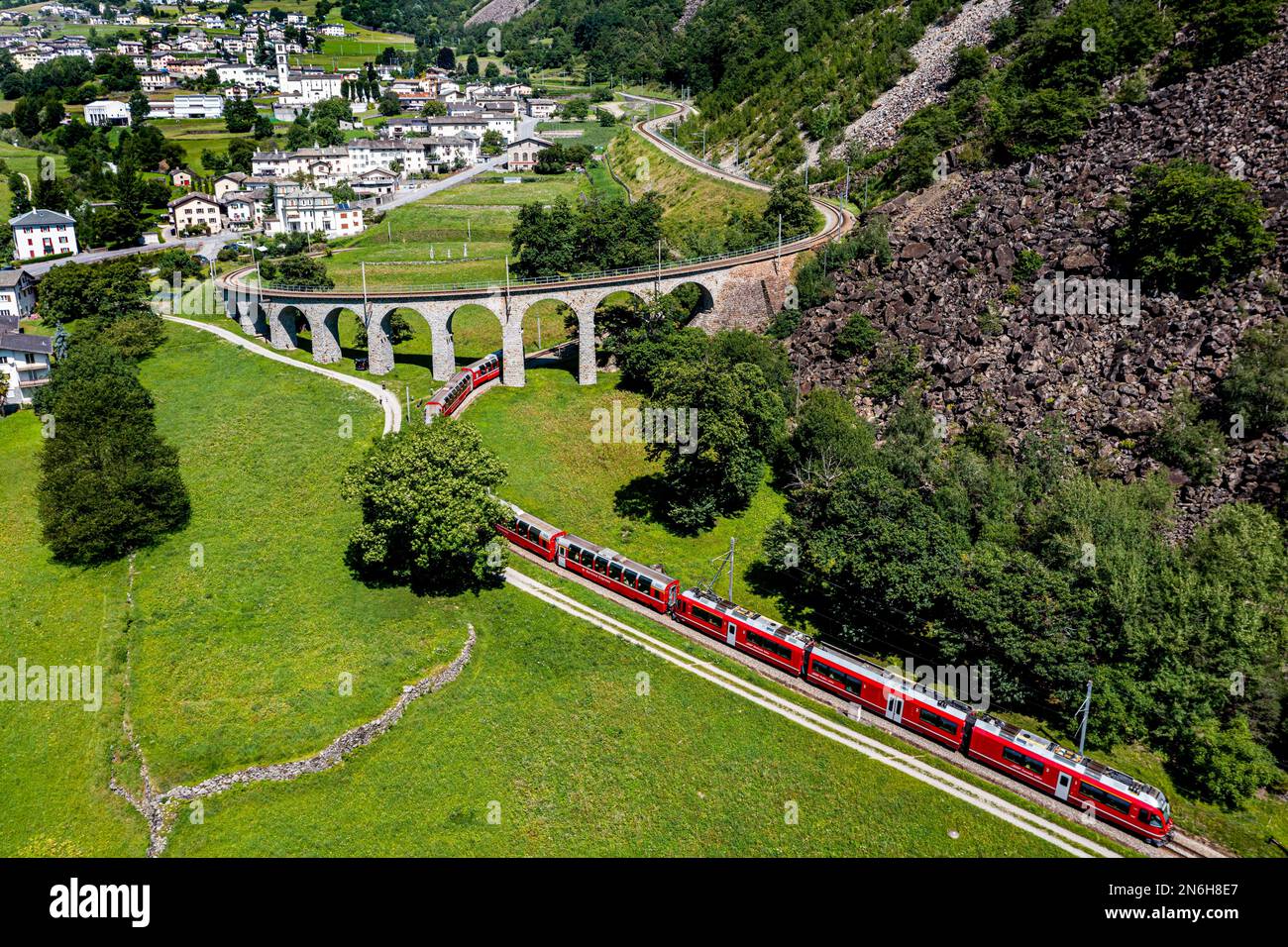 Aus der Vogelperspektive über das Brusio Spiral Viadukt, UNESCO-Weltkulturerbe Rhaetian Railway, Schweiz Stockfoto