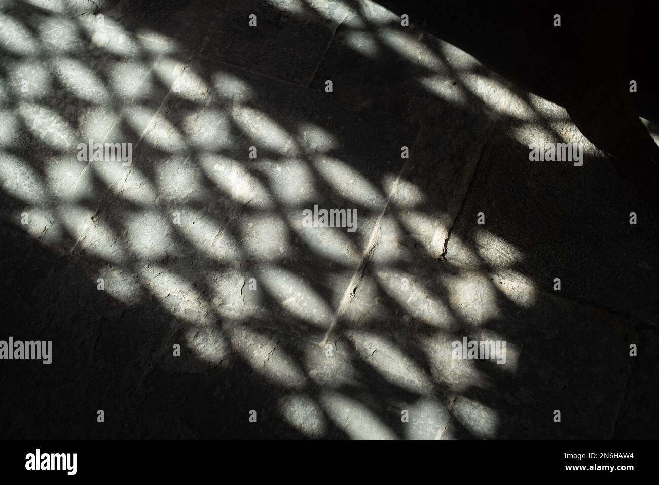 Licht und Schatten auf Bodenziegeln in der Rulai-Halle im Zhihua-Tempel in Peking, China. 31-Jan-2023 Stockfoto