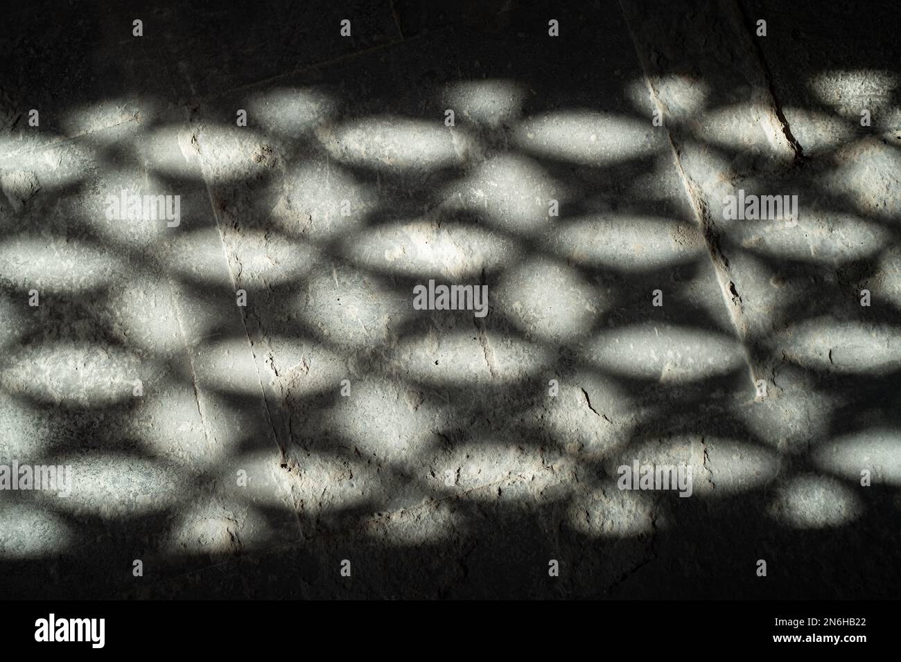 Licht und Schatten auf Bodenziegeln in der Rulai-Halle im Zhihua-Tempel in Peking, China. 31-Jan-2023 Stockfoto