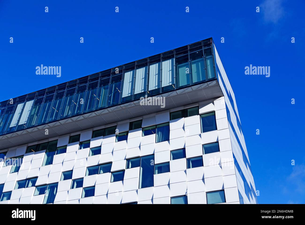 Stockholm, Schweden - 11. Oktober 2022: Die Ecke eines modernen Hauses mit schwarzen weißen Fliesen Stockfoto