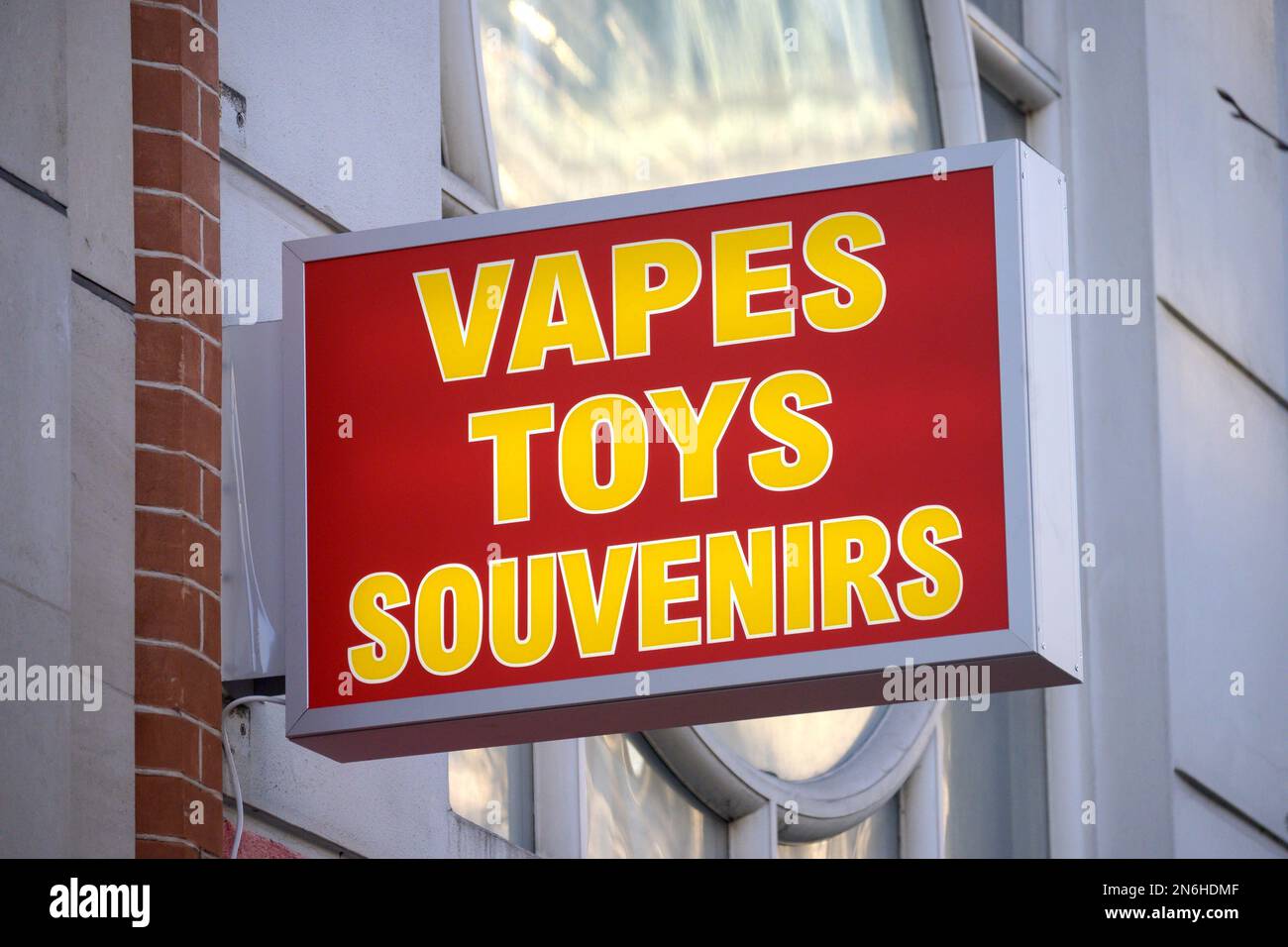 London, England, Großbritannien. "VAPES TOYS SOUVENIRS"-Schild vor einem Geschäft in der Oxford Street Stockfoto