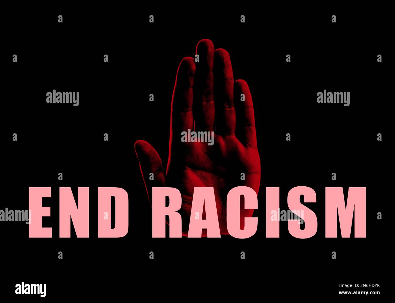 Schluss Mit Dem Rassismus. Handabdruck auf schwarzem Hintergrund Stockfoto