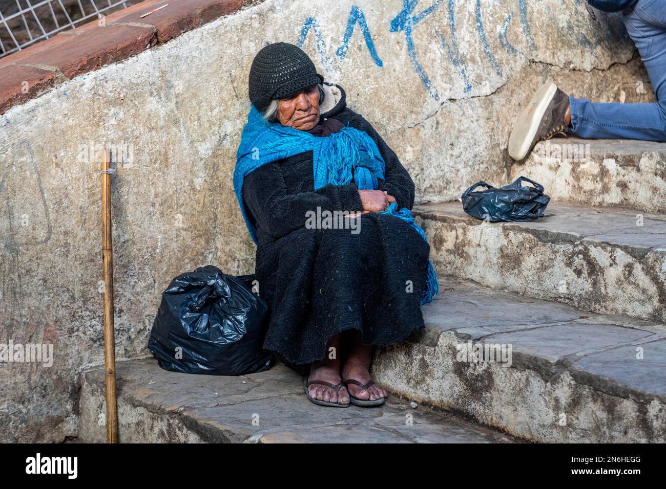 Eine alte Frau schläft auf der Straße in San Christobal de la Casa, Chiapas, Mexiko Stockfoto