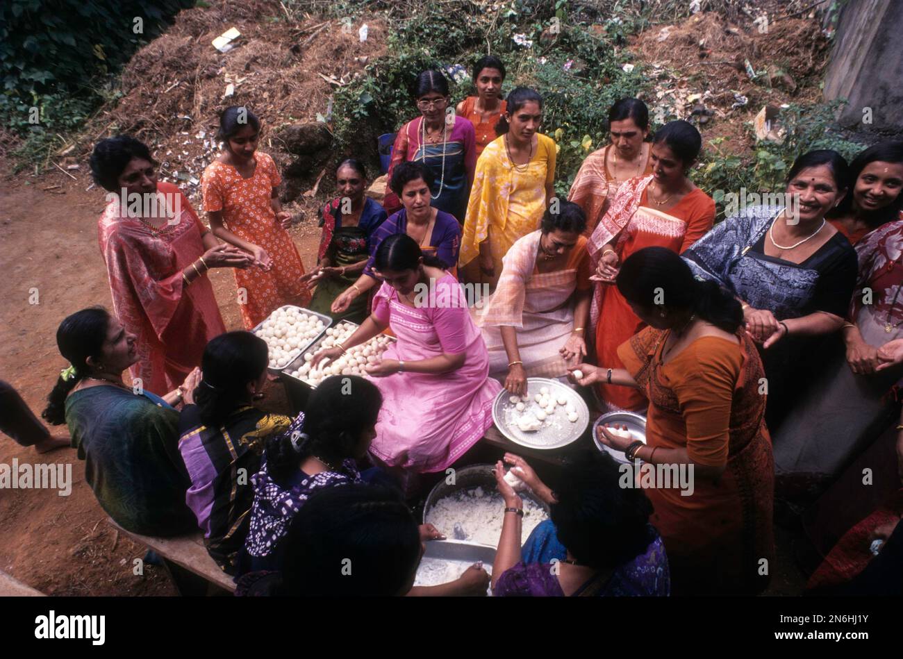 Kodava-Frauen machen Reiskugel, Kadamputtu, während des Huthri Festivals, Kodagu, Karnataka, Indien Stockfoto