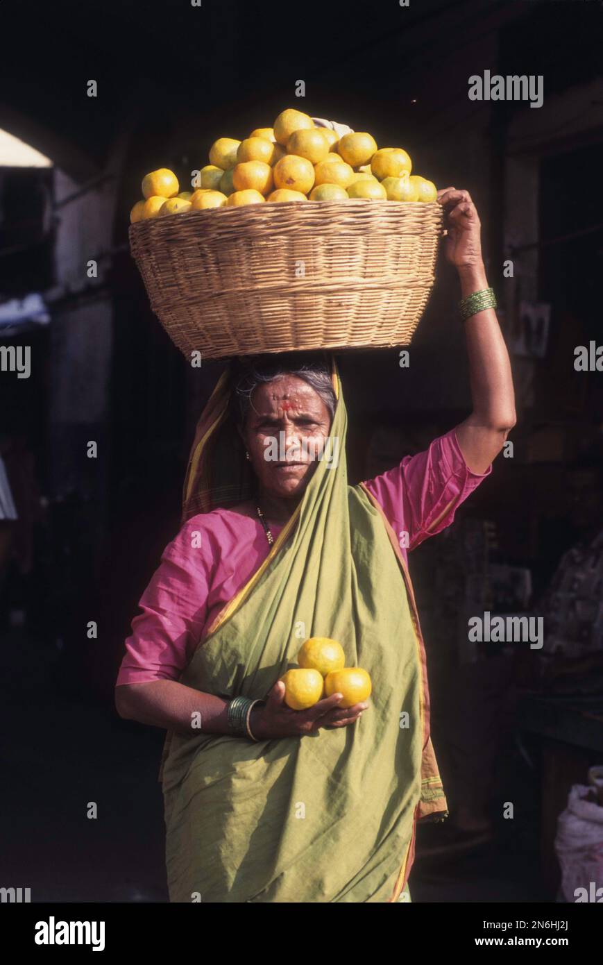 Obstverkäufer in Mysore, Karnataka, Indien Stockfoto