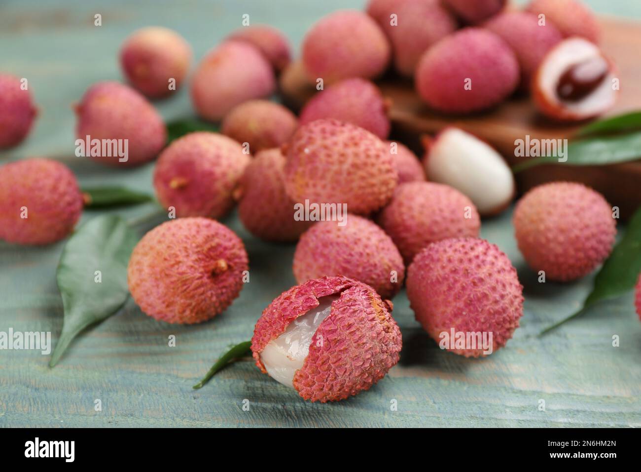 Frische, reife Lychee-Früchte auf einem Holztisch Stockfoto
