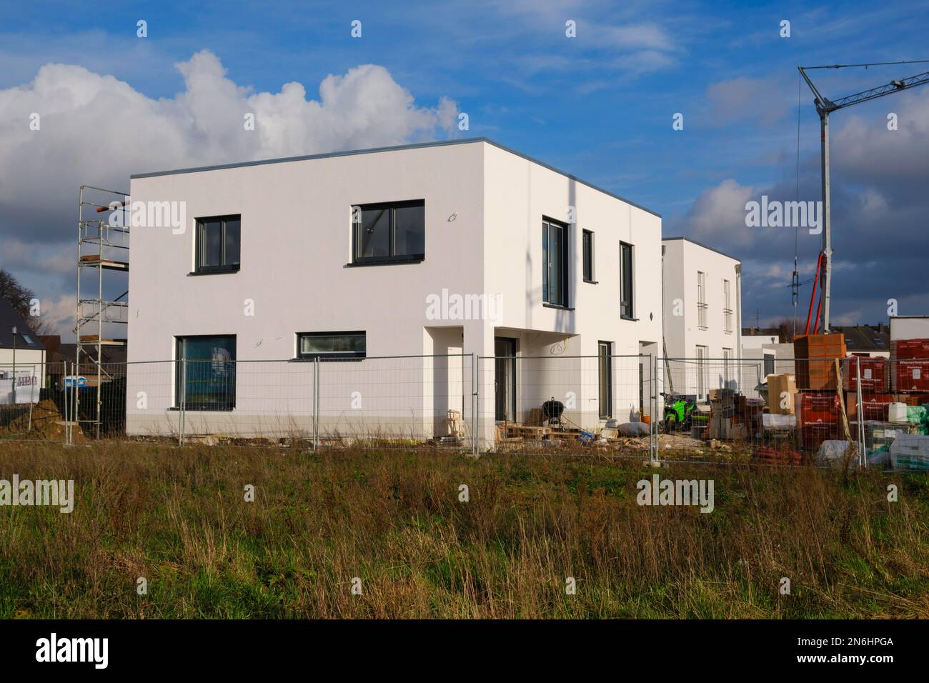 Ummantelung neuer Wohngebäude mit Flachdach, Baustelle, Klimaschutzsiedlung, Kamen, Nordrhein-Westfalen, Deutschland Stockfoto