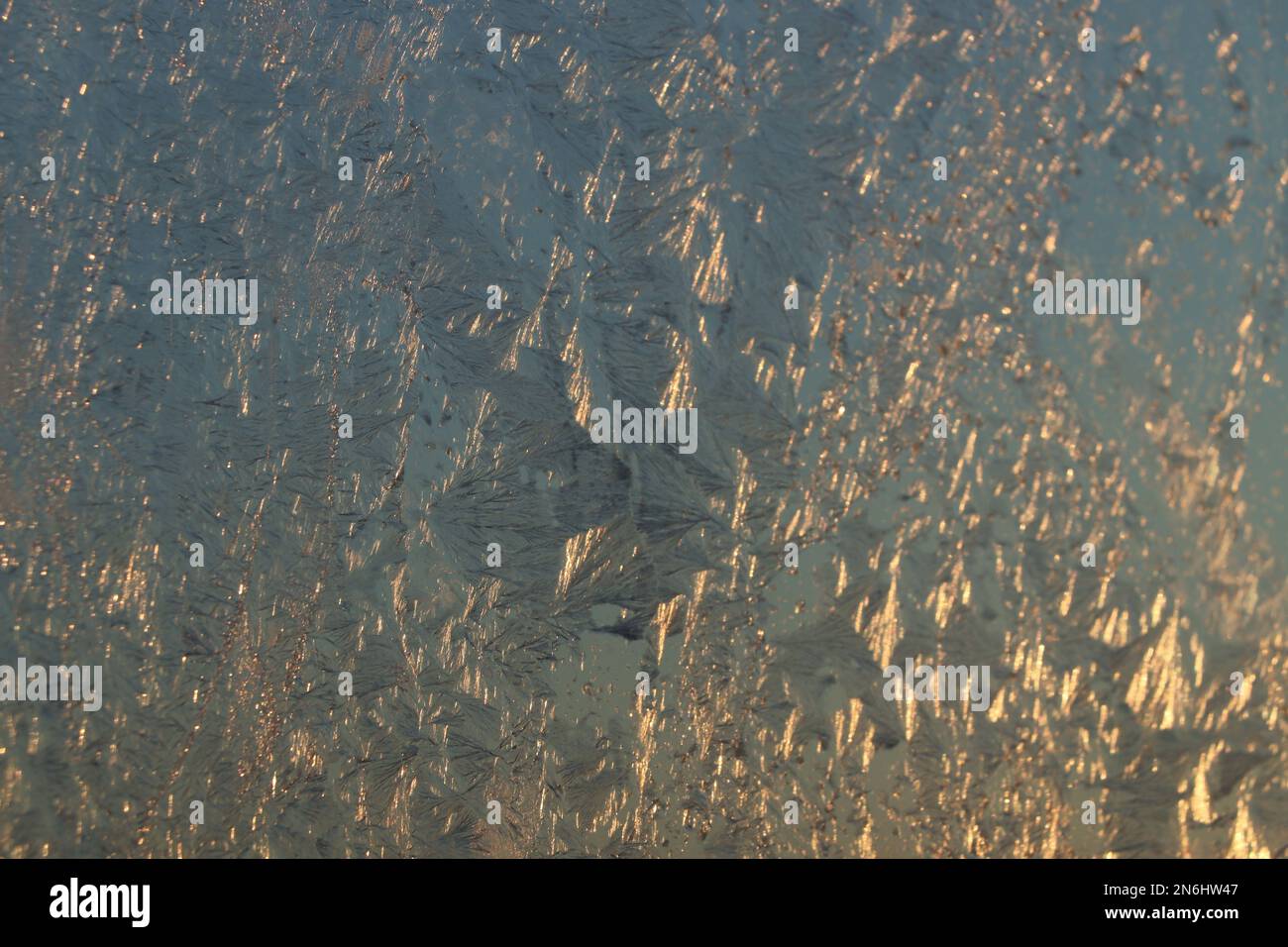 Wunderschönes frostiges Fenster als Hintergrund, Nahaufnahme. Wintermorgen Stockfoto