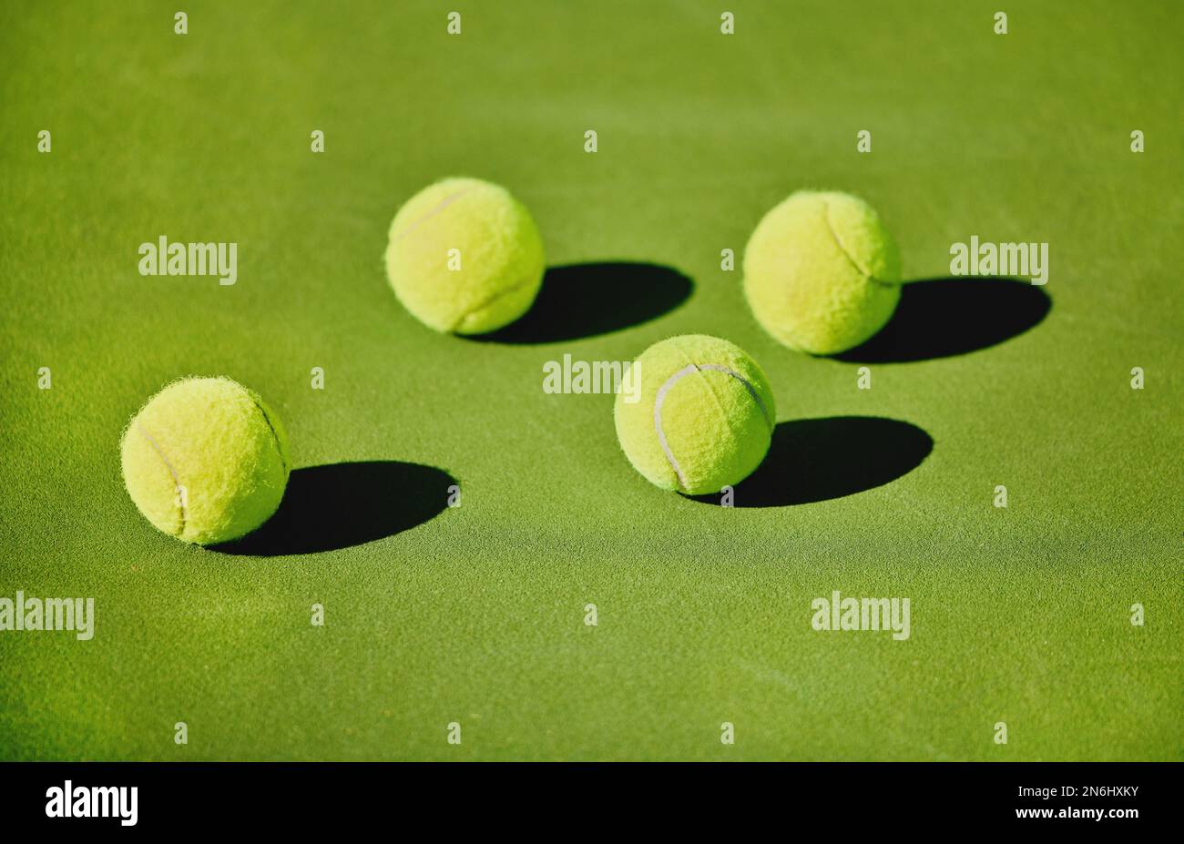 Ball-, Tennis- und Outdoor-Platz für ein Spiel, Fitness und Training für Sport in einem Stadion. Schatten, Start und Ausrüstung für eine Sportart auf dem Boden in einem Stockfoto