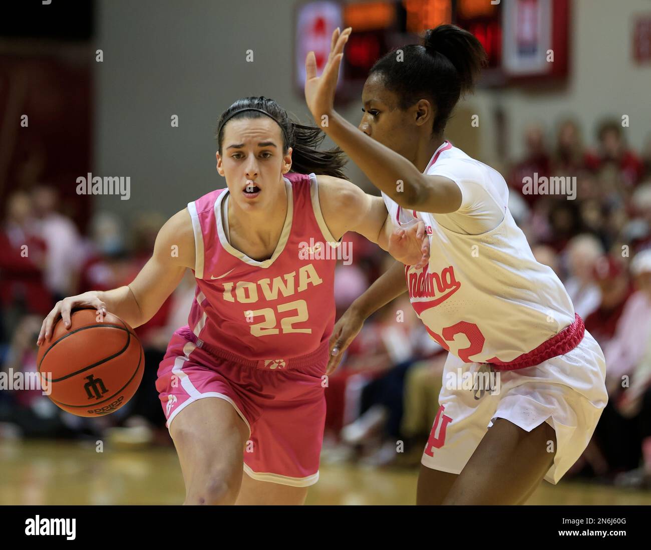 Bloomington, Usa. 09. Februar 2023. Iowa Hawkeyes Guard Caitlin Clark (22) spielt gegen die Indiana Hoosiers Guard Chloe Moore-McNeil (22) während eines Basketballspiels der NCAA-Frauen in der Simon Skjodt Assembly Hall in Bloomington. Die Hoosiers haben die Hawkeyes 87-78 geschlagen. Kredit: SOPA Images Limited/Alamy Live News Stockfoto