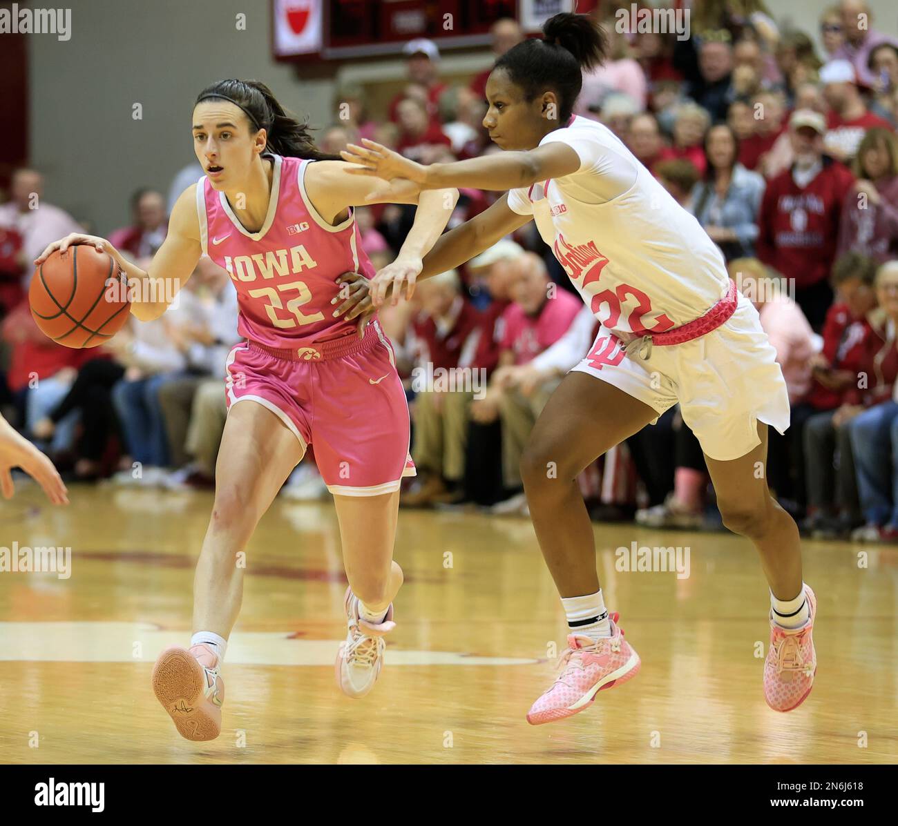 Bloomington, Usa. 09. Februar 2023. Iowa Hawkeyes Guard Caitlin Clark (22) spielt gegen die Indiana Hoosiers Guard Chloe Moore-McNeil (22) während eines Basketballspiels der NCAA-Frauen in der Simon Skjodt Assembly Hall in Bloomington. Die Hoosiers haben die Hawkeyes 87-78 geschlagen. (Foto: Jeremy Hogan/SOPA Images/Sipa USA) Guthaben: SIPA USA/Alamy Live News Stockfoto