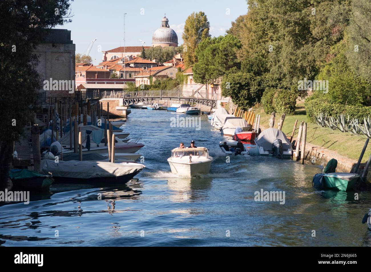 Ein Boot auf einem großen Kanal in Venedig Stockfoto