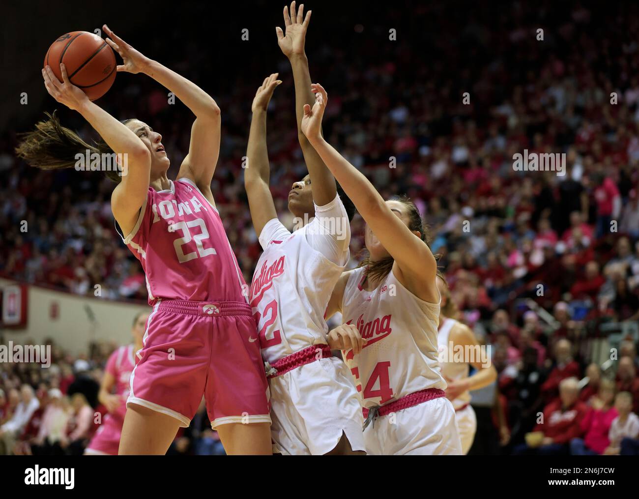 Bloomington, Usa. 09. Februar 2023. Iowa Hawkeyes-Wächter Caitlin Clark (22) schießt während eines NCAA-Frauen-Basketballspiels in der Simon Skjodt Assembly Hall in Bloomington gegen Indiana Hoosiers-Wächter Chloe Moore-McNeil (22). Die Hoosiers haben die Hawkeyes 87-78 geschlagen. (Foto: Jeremy Hogan/SOPA Images/Sipa USA) Guthaben: SIPA USA/Alamy Live News Stockfoto