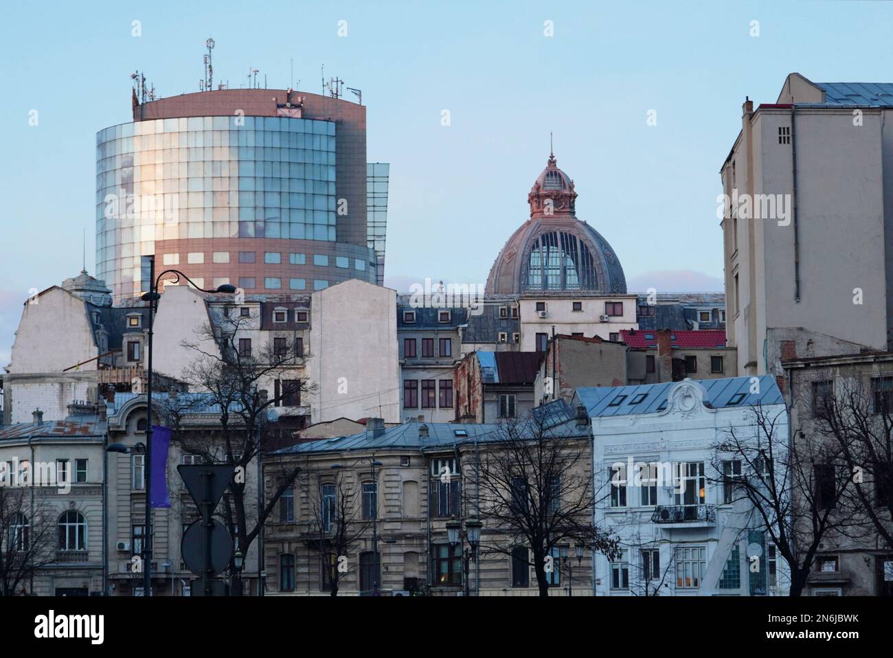 übereinanderliegende reihen Fotos und Bildmaterial in hoher Auflösung