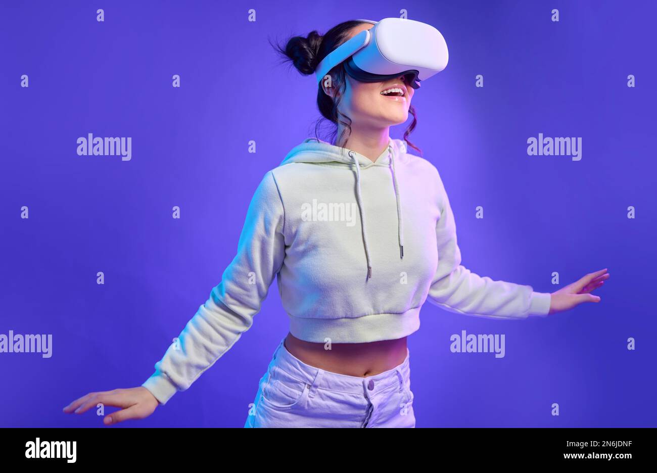 Die Zukunft der KI, Frau mit VR-Headset und digitaler Transformation für Metaverses in der Technologie. Person streamt Augmented-Reality-Simulation Stockfoto